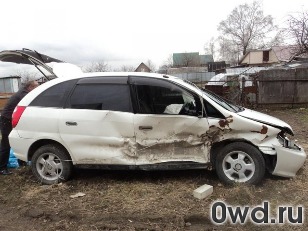 Битый автомобиль Toyota Nadia